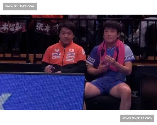 颁奖台冰火两重天:张本智和黑脸弃杯,华裔名将笑捧冠